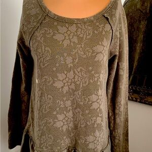 TOP PATTERN SWEATSHIRT FABRIC RUFFLE AVOCADO GREEN.  SIZE S//M